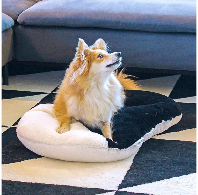 Меховая подушка Ferplast Relax 55/4 Soft Black для кошек и собак, чёрная, 55×36 см